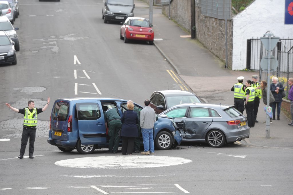 KCes_Three_Car_RTC_Dens_Road_Dundee_110417_08