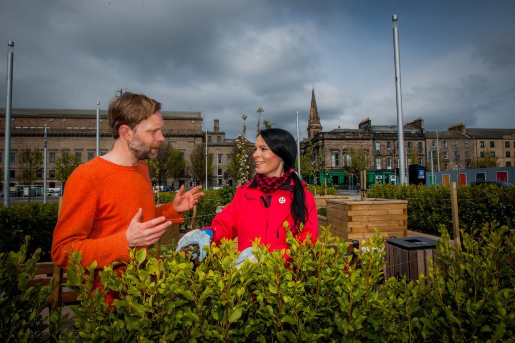 Gayle chatting to Jonathan Baxter in Slessor Gardens.