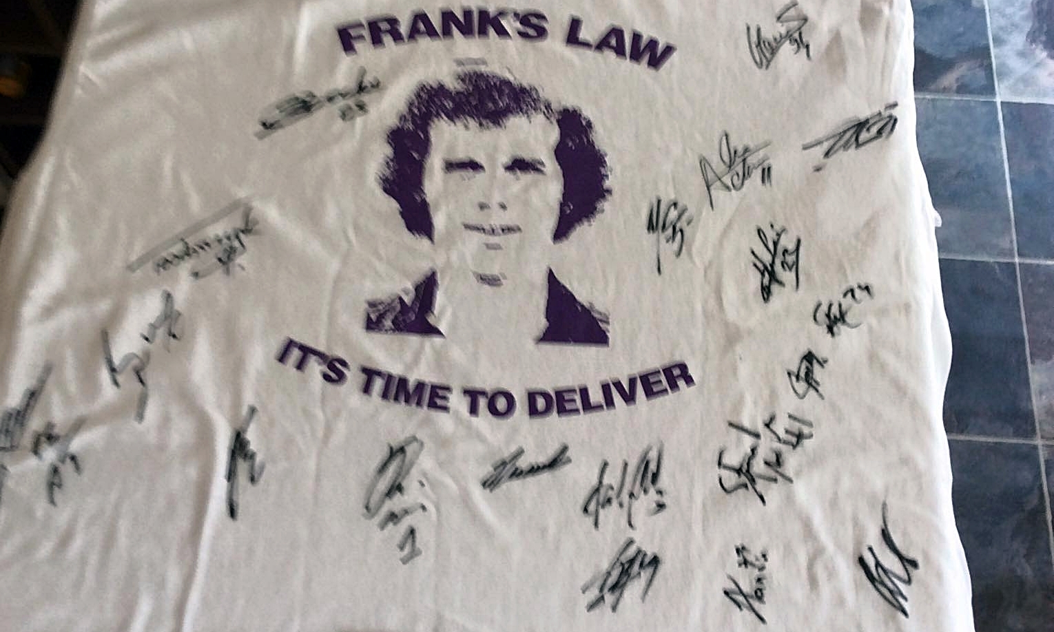 The Frank's Law T-shirt signed by the Anderlecht squad.