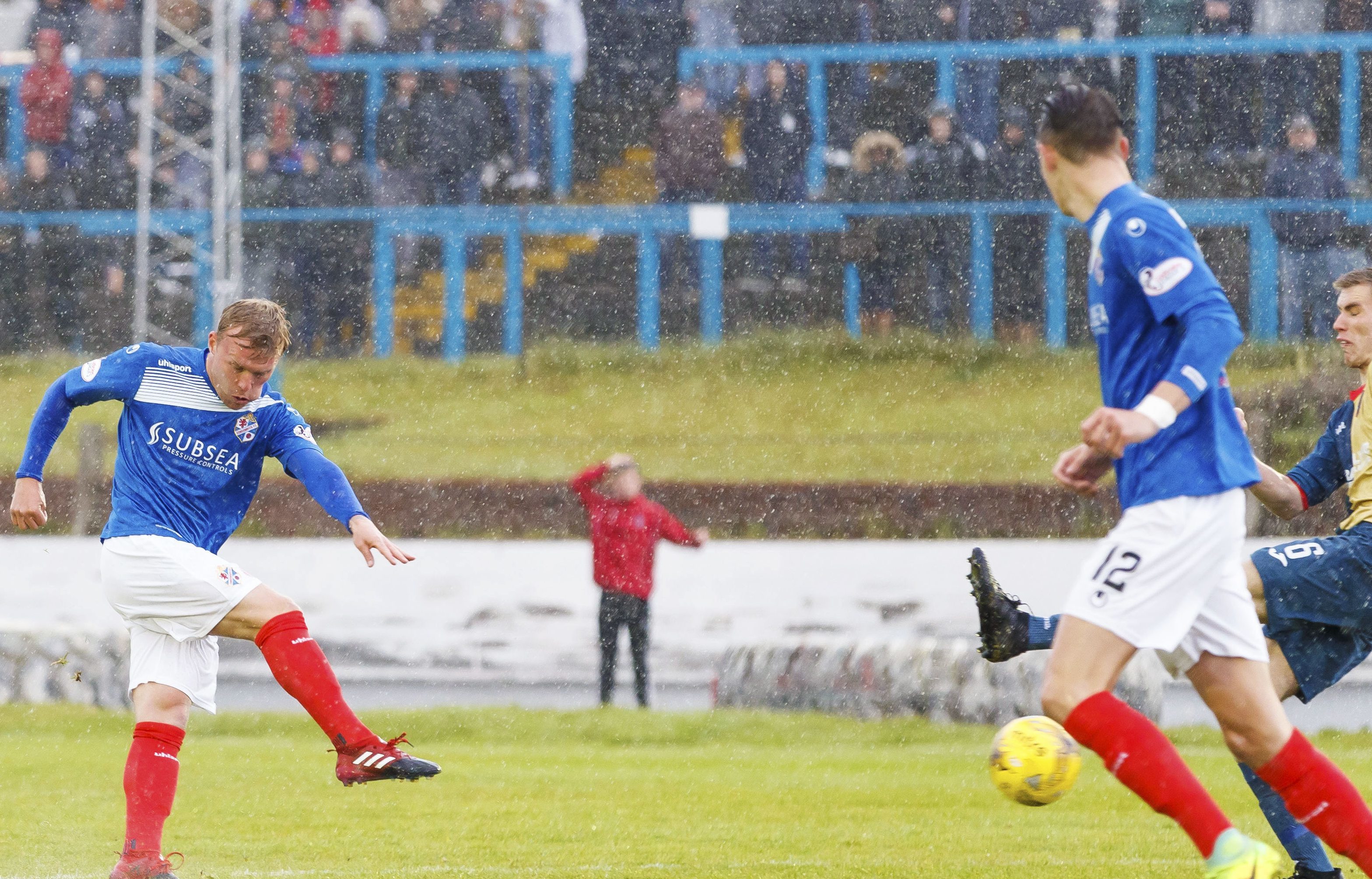 Fraser Mullen puts Cowdenbeath ahead.