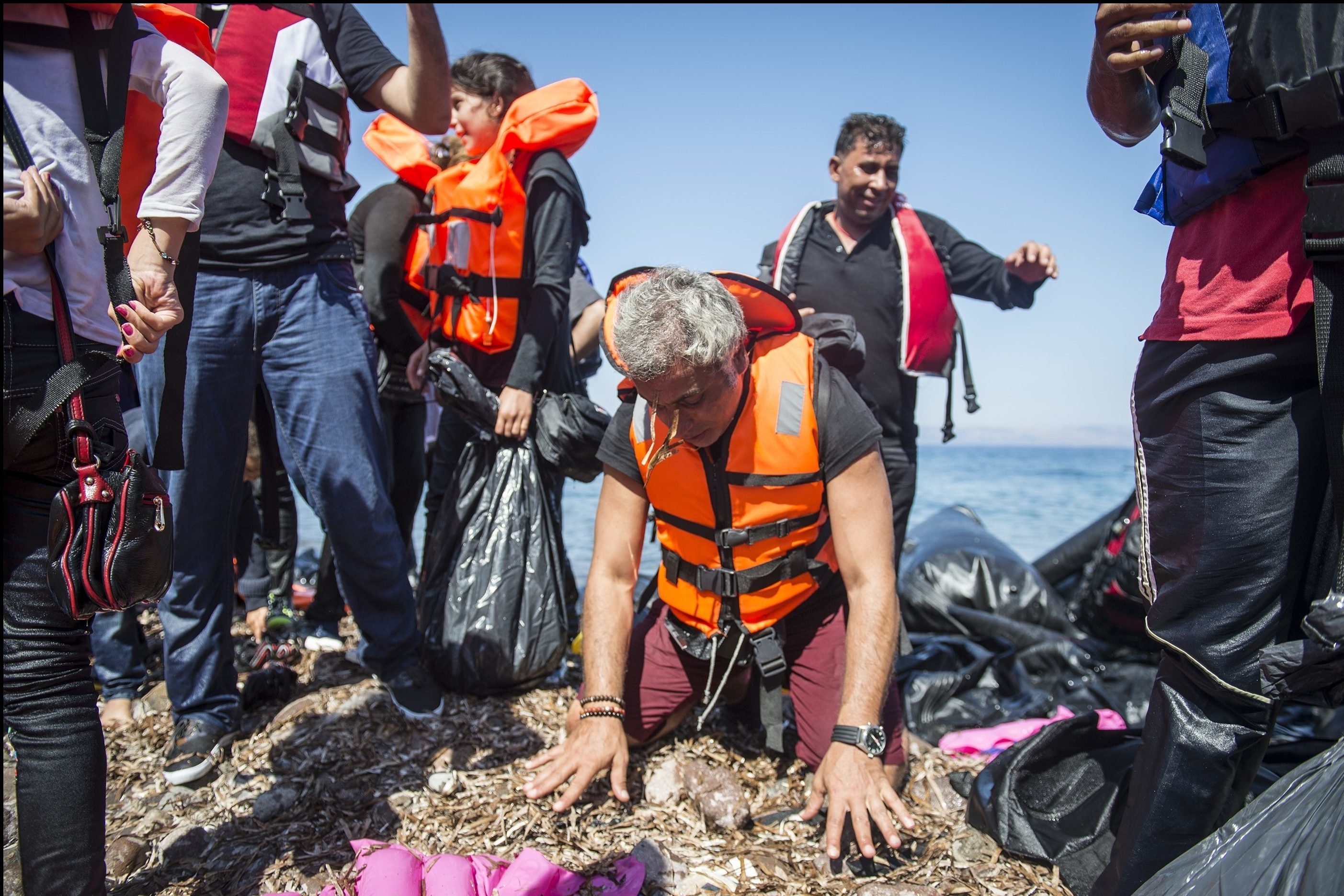 A pair of Tayside dentists will  treat refugees arriving in Greece
