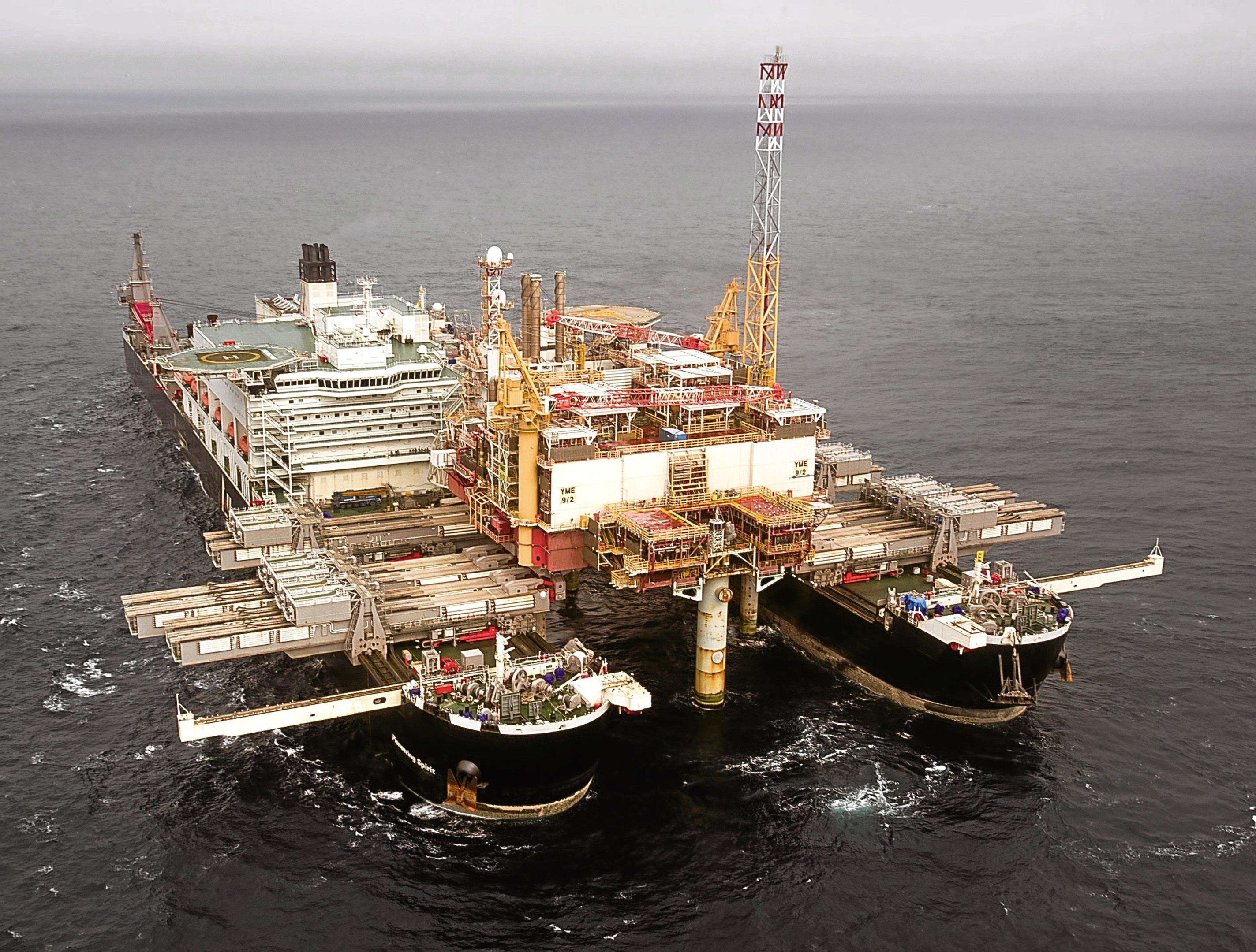 The Pioneering Spirit lifts the Brent Delta topsides from its base.