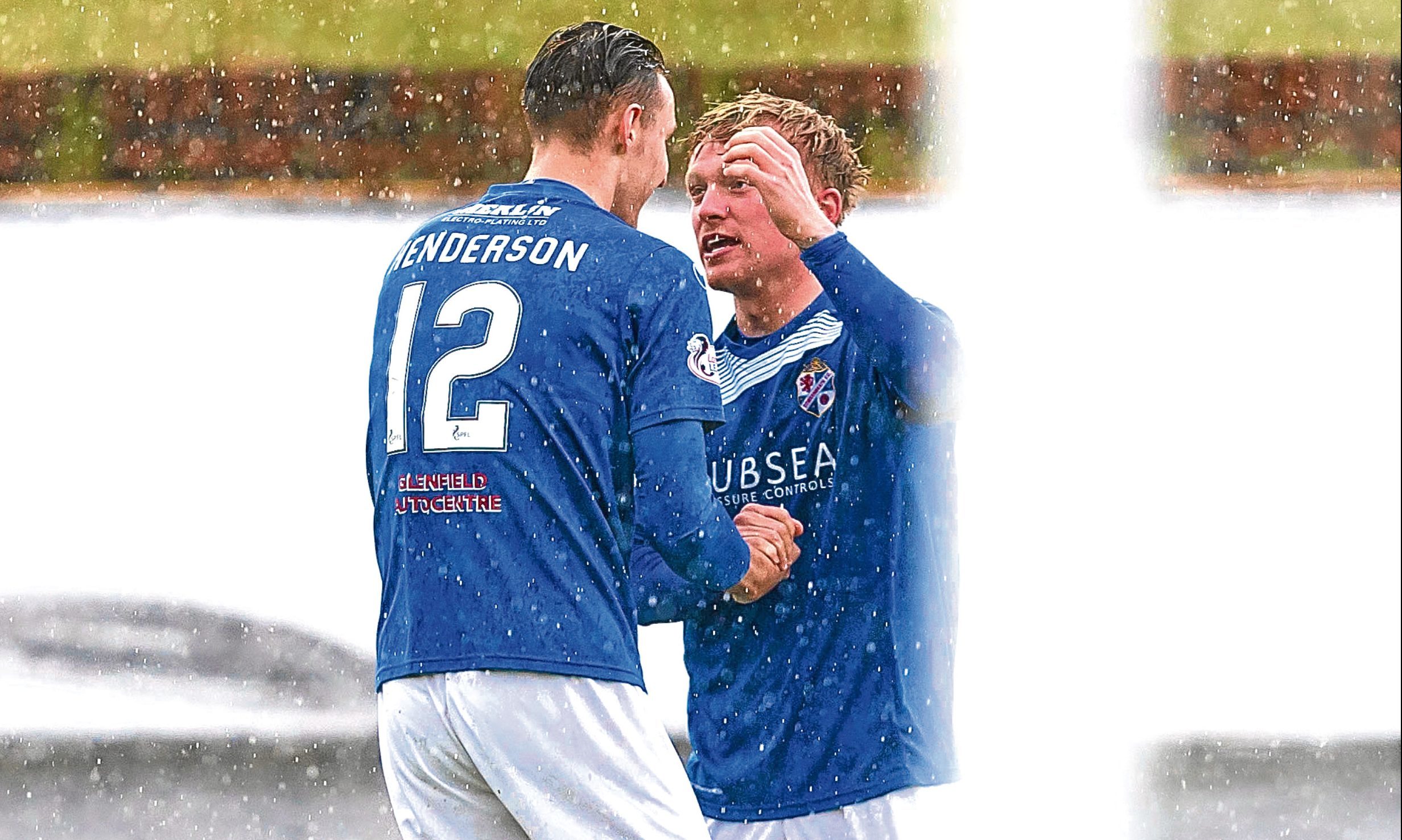 Cowdenbeath's Fraser Mullen (right) celebrates his goal with Liam Henderson.