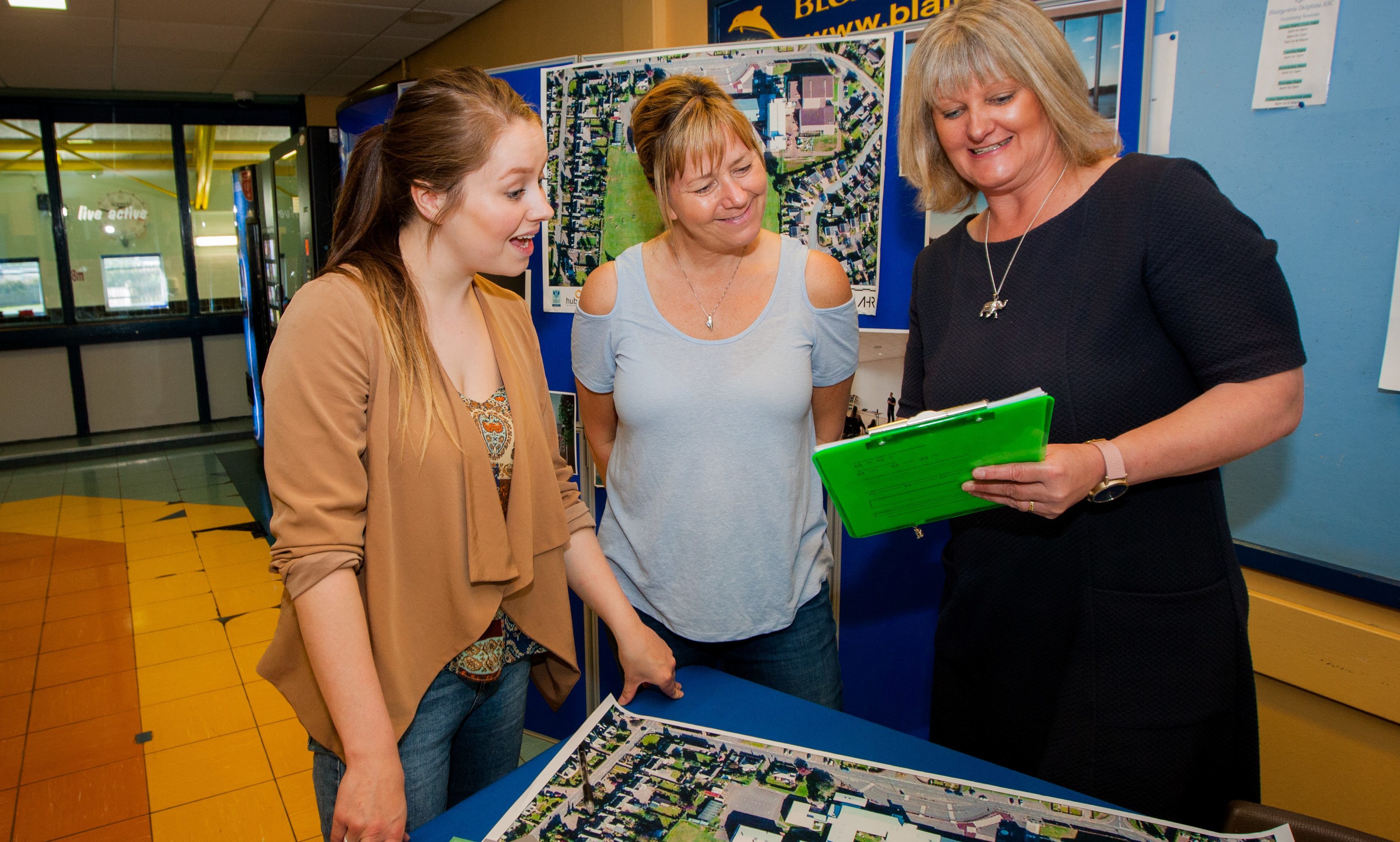 An earlier consultation session with consultant Penny Lochhead, alongside locals Jenni McGregor (left) and her mum Pauline McGregor (centre).