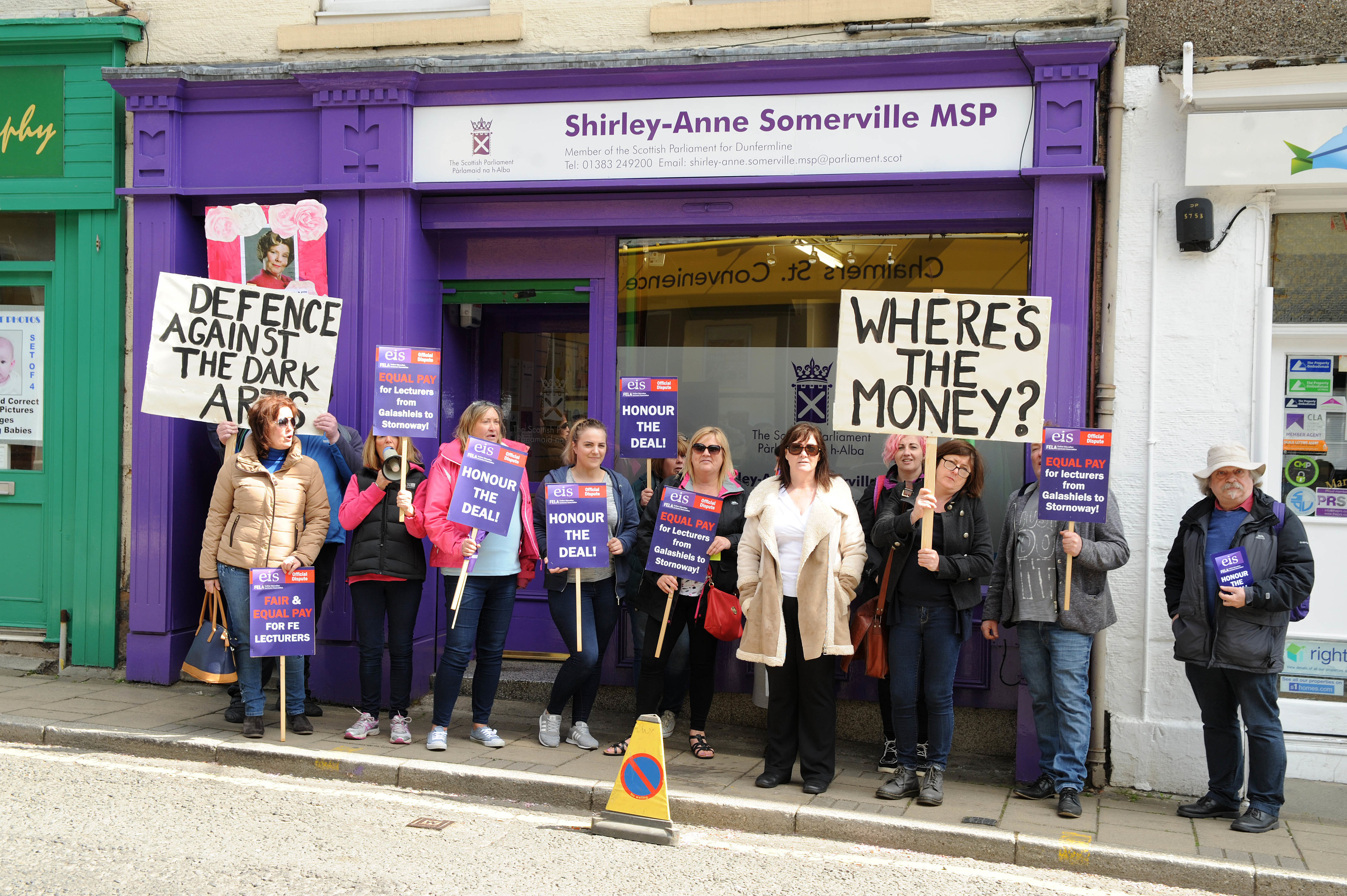 College lecturers demonstrate outside Shirley-Anne Somerville's office

(c) David Wardle