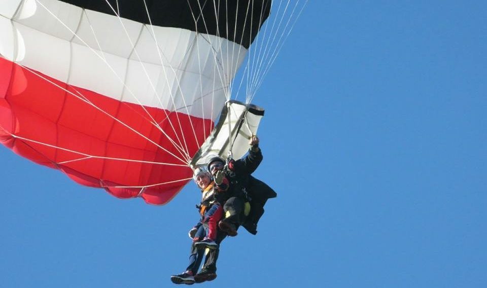 Michaela completes her tandem skydive for Meningitis Now