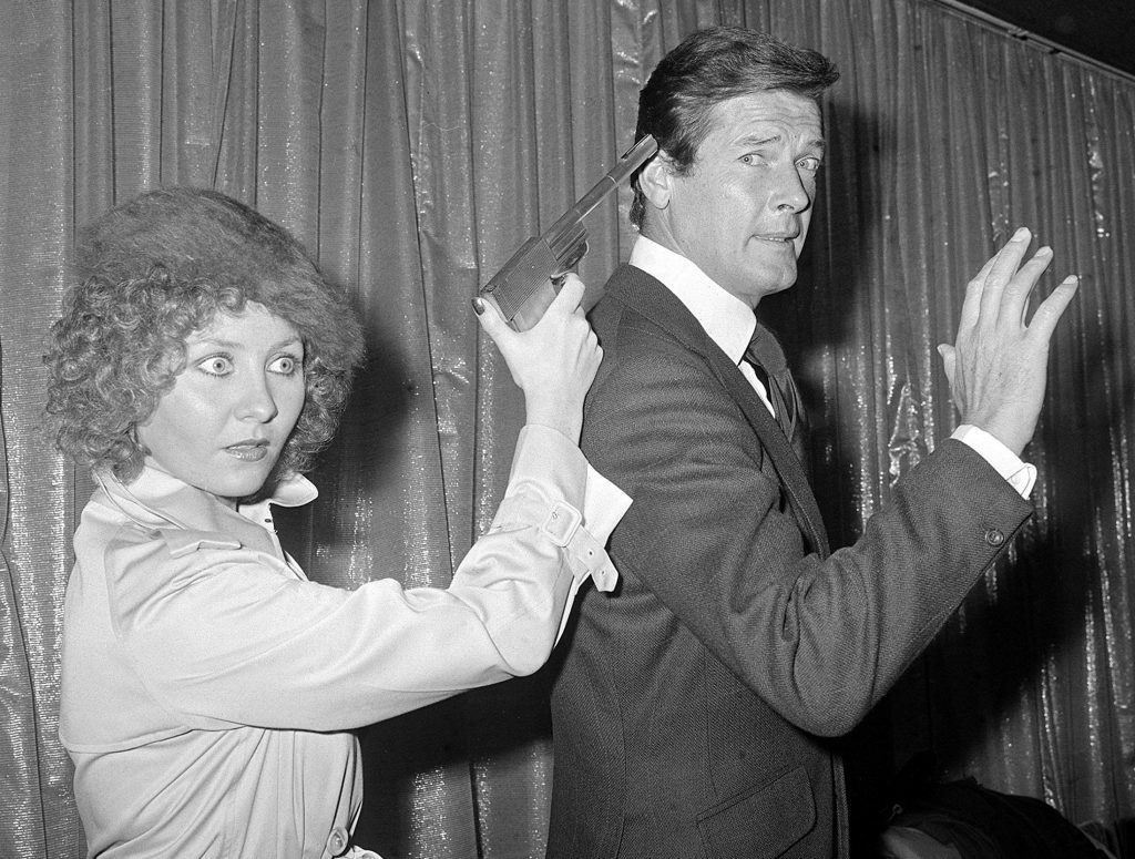 Roger Moore with Scottish singing star Lulu who had been signed to perform the title song for The Man with the Golden Gun.