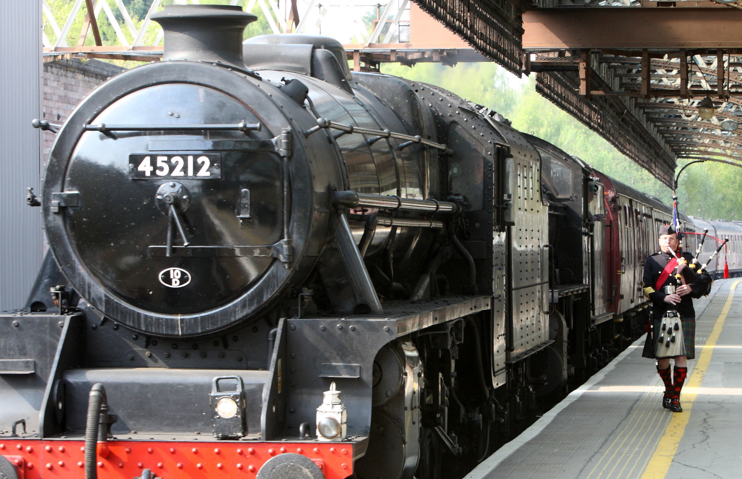 Piper Alistair Duthie Pipes in  Stanier Engine 45412 at Perth. Pic Phil Hannah