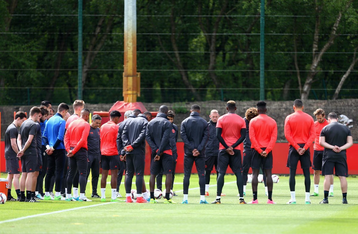 Man Utd holds a minute's silence for the victims of the Manchester attack. Credit: https://twitter.com/ManUtd