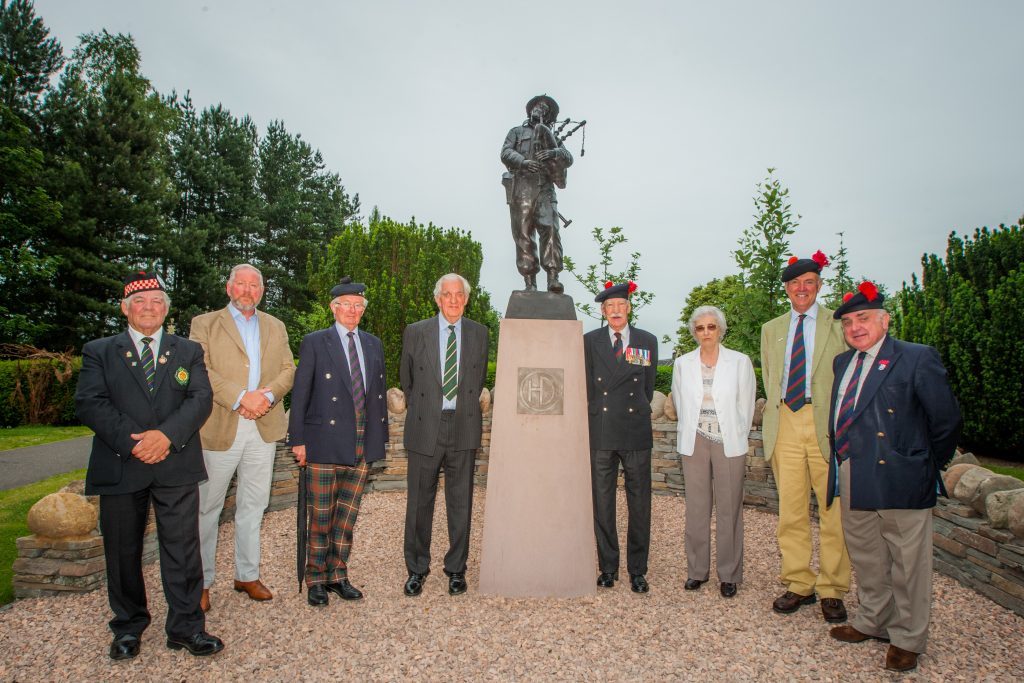 The piper statue is unveiled at Balhousie Castle.