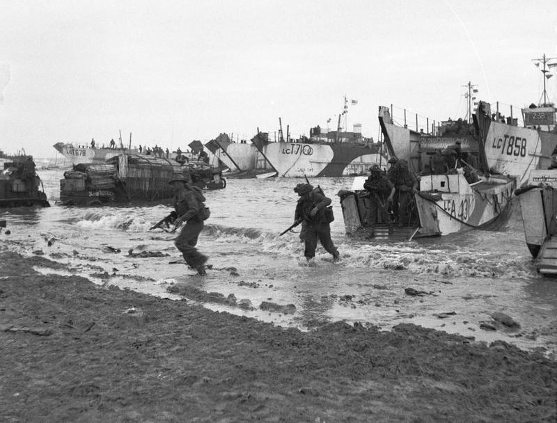 Commandos of 47 (RM) Commando coming ashore from LCAs (Landing Craft Assault).