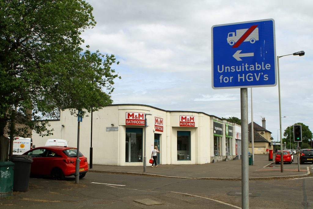 Tele News - Dundee story - Onew way street comlaints - Dundee. Picture shows; the no HGV's signs at Montgomerie Crescent in Dundee today. Friday 2nd JUne 2017.