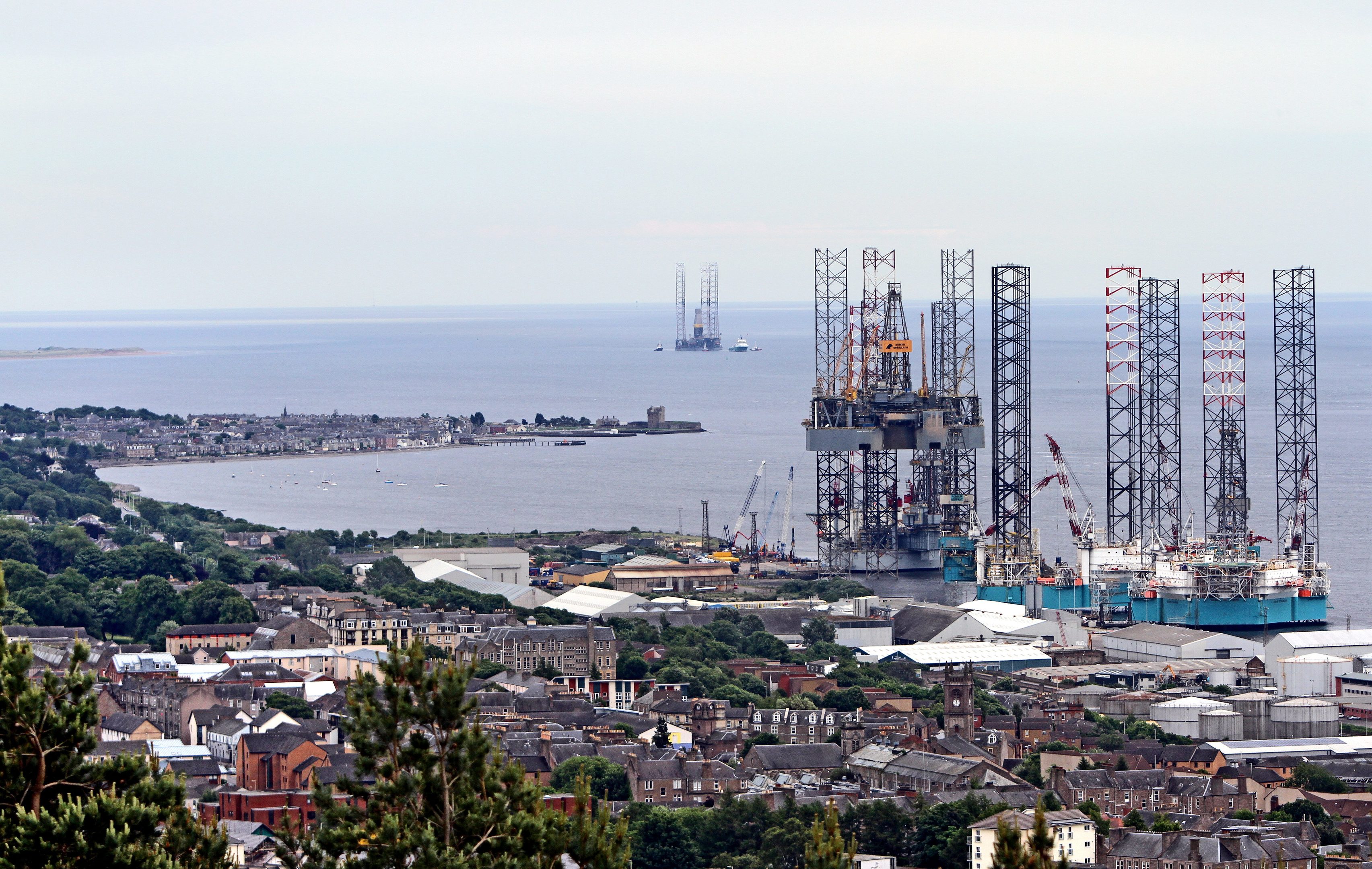 The Rowan Gorilla V Oil Rig arrives in Dundee Port.
