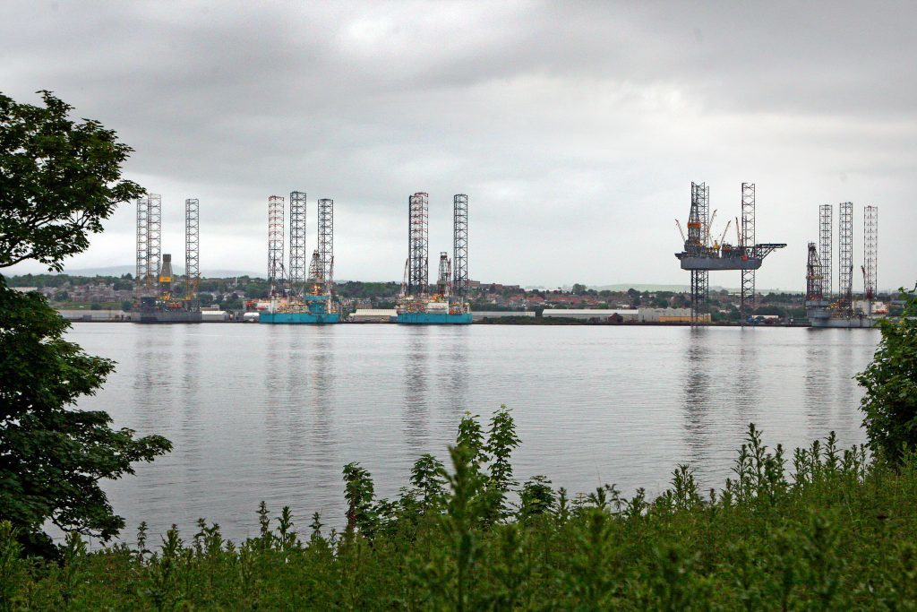 A view of the rig arriving from across the Tay.