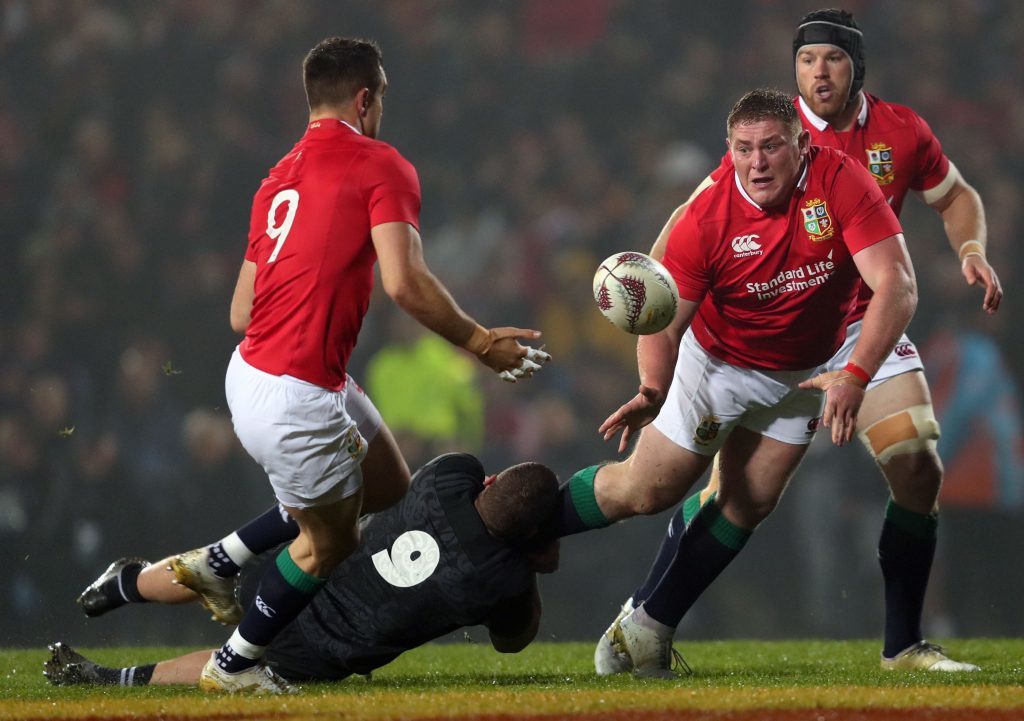 Tadhg Furlong receives an offload from Conor Murray
