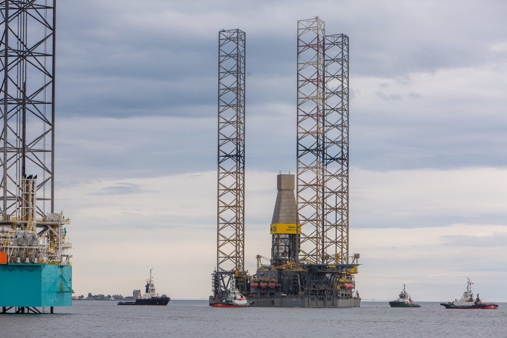 The Rowan Gorilla V Oil Platform is positioned by four tug boats to settle in Dundee Docks.