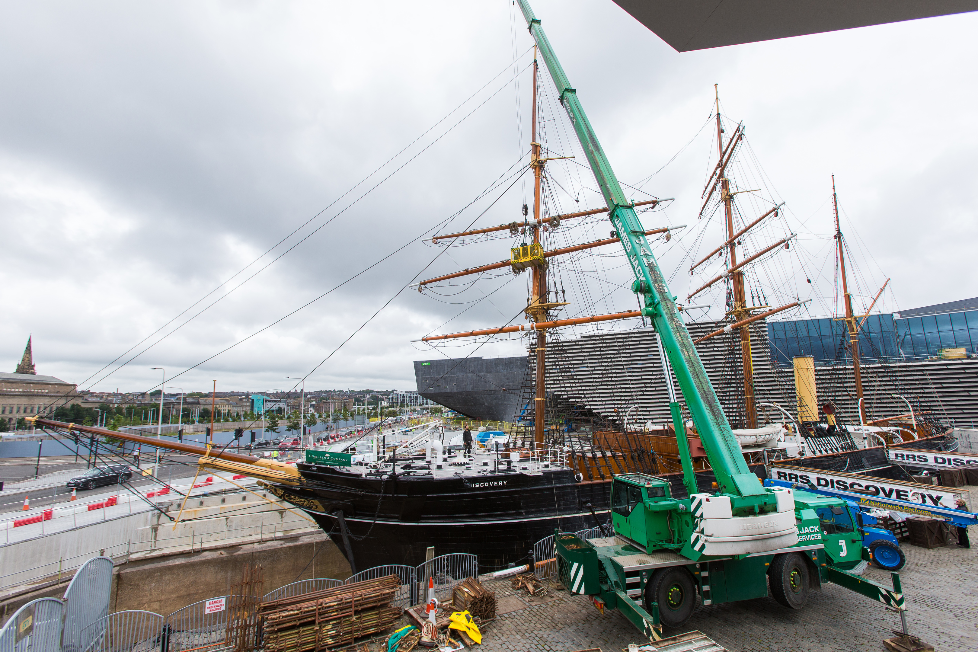 New masts being fitted for the refurbishment of the RRS Discovery.