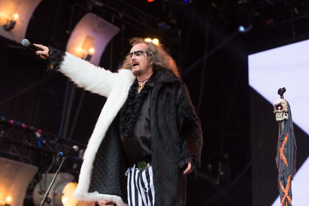 Dr and The Medics performing.