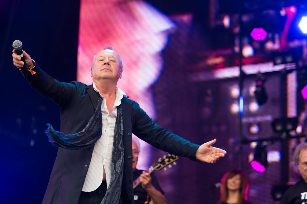Simple Minds' very own Jim Kerr makes a surprise appearance with The Trevor Horn Band and sings 'Waterfront' for the cheering crowd.