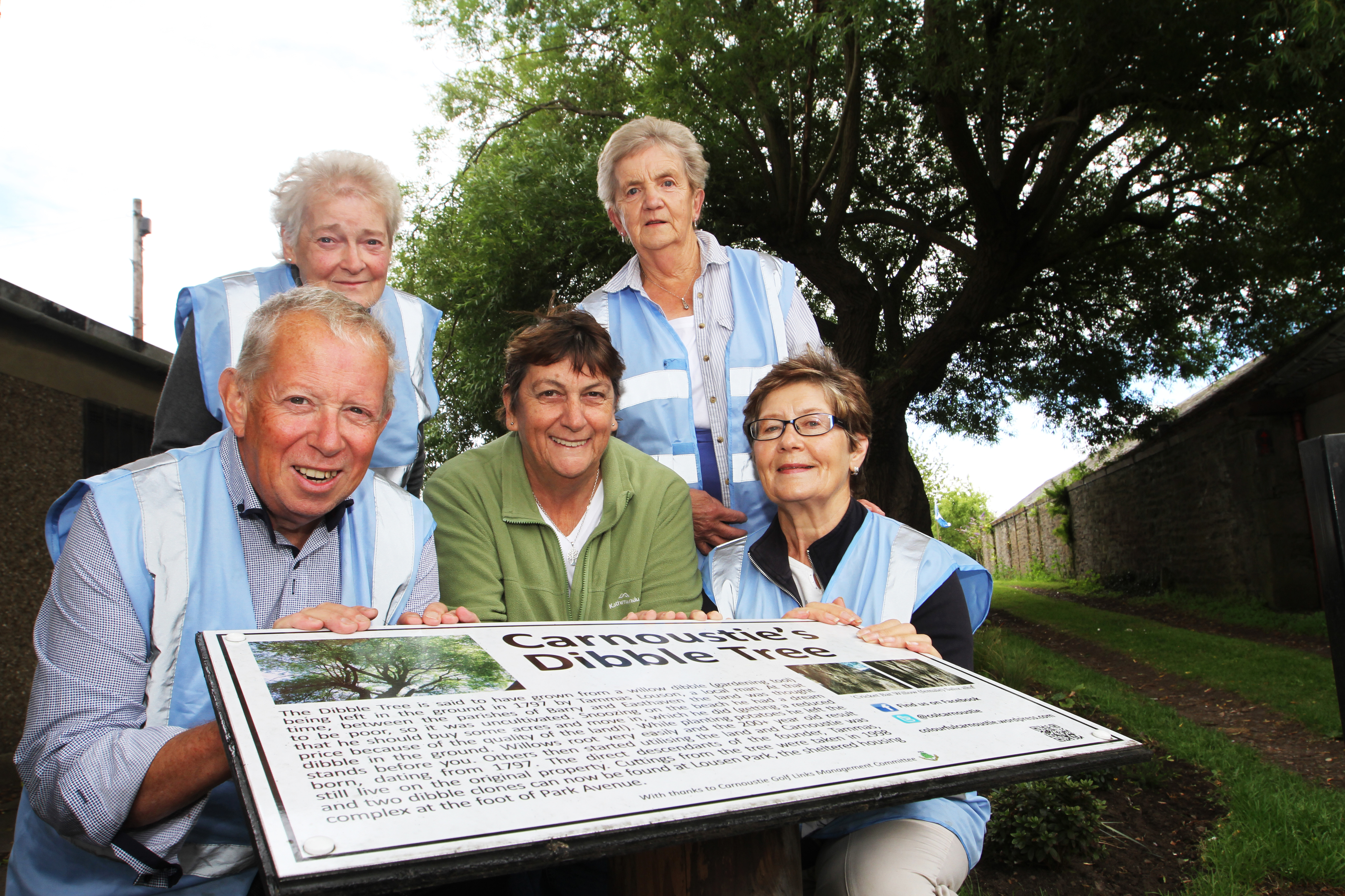 Colourful Carnoustie has carried out improvement work at the famous 220-year-old tree. Picture shows: (front l-r) Alec Edwards, Moira Lowson, Irene Donaldson, (back l-r) Kirsty MacDonald and Alice Noble.