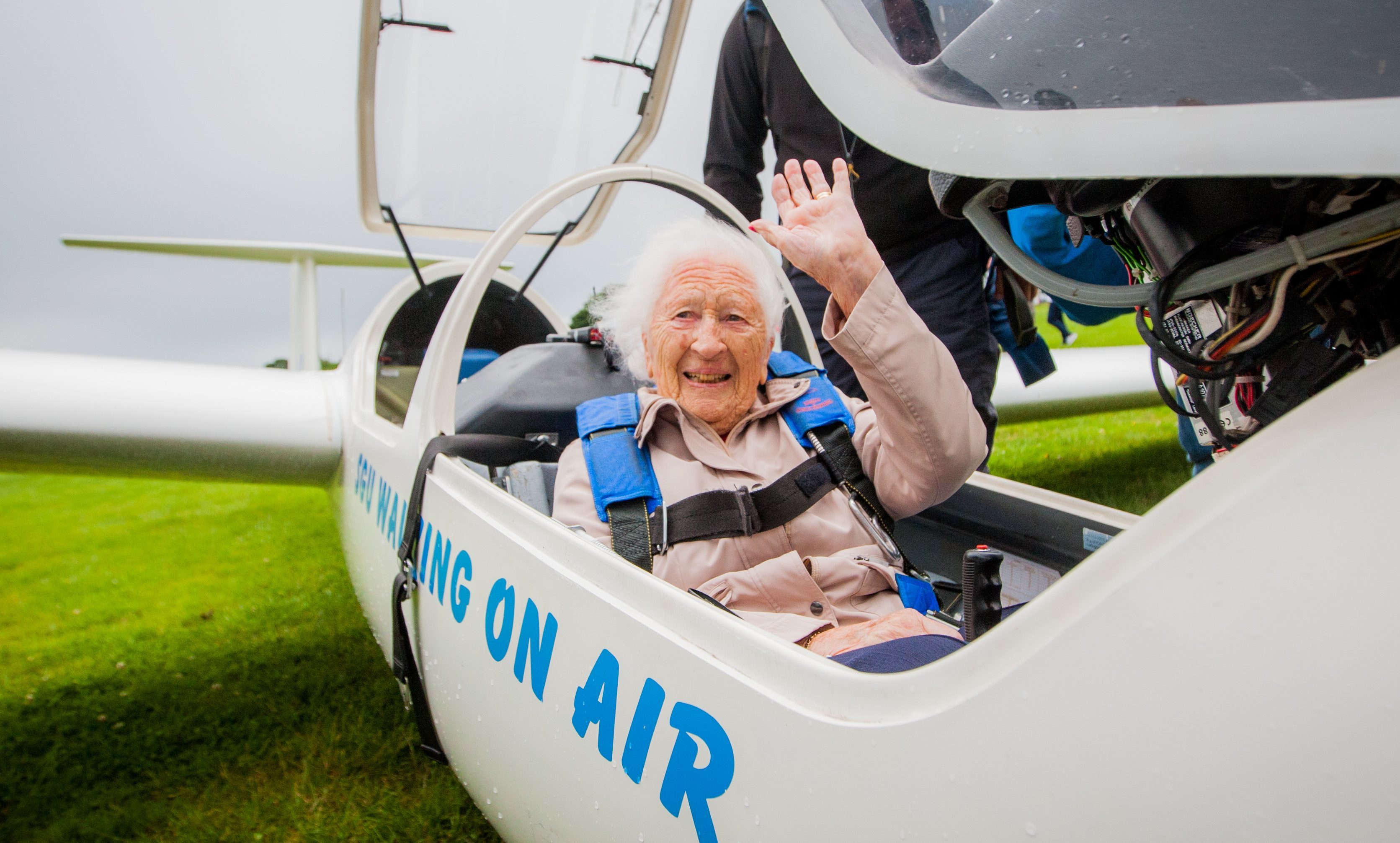 WW2 veteran Helen Gray, 101, goes gilding over Portmoak