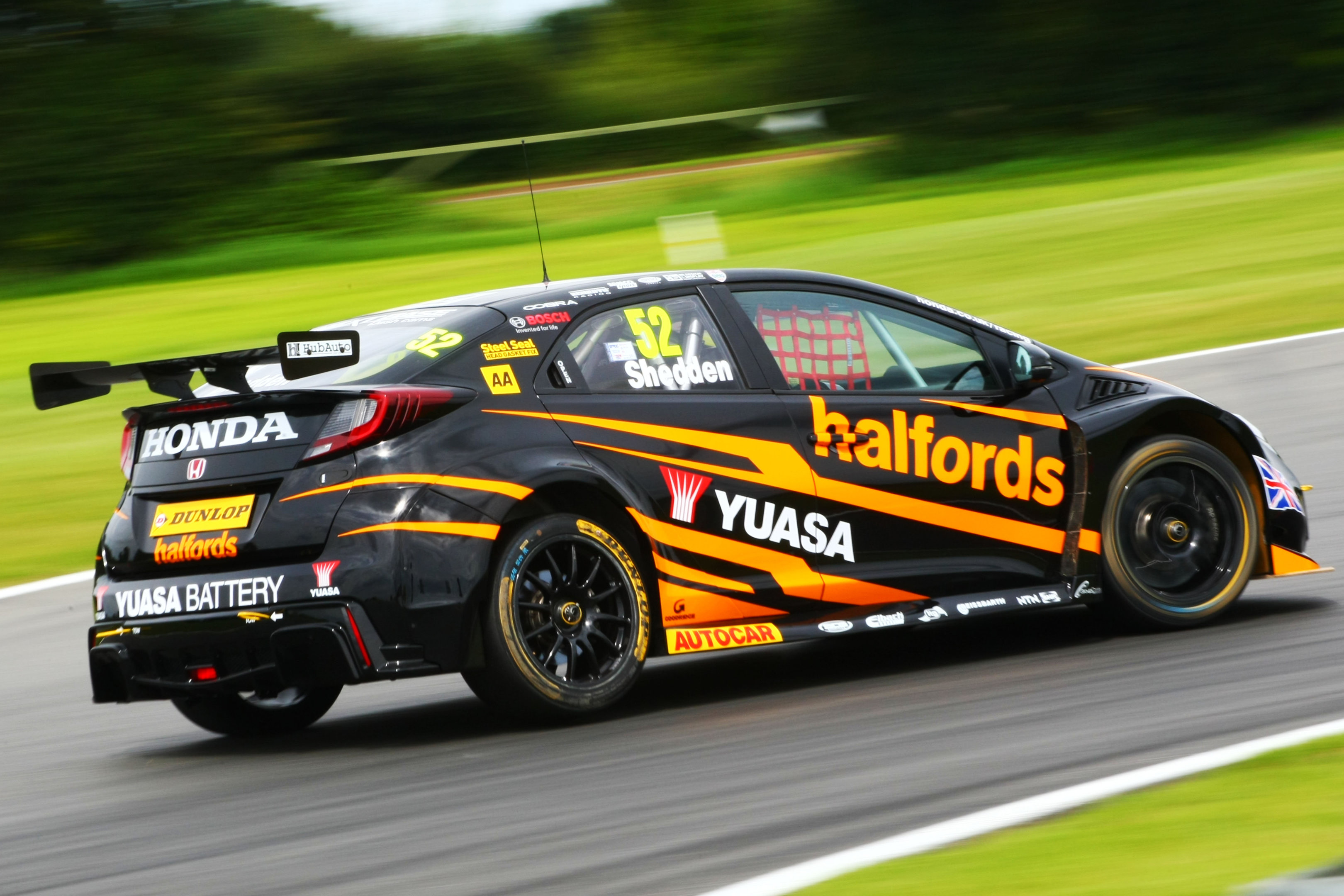 Gordon Shedden in his Halfords Yuasa Racing Honda Civic Type R at Snetterton