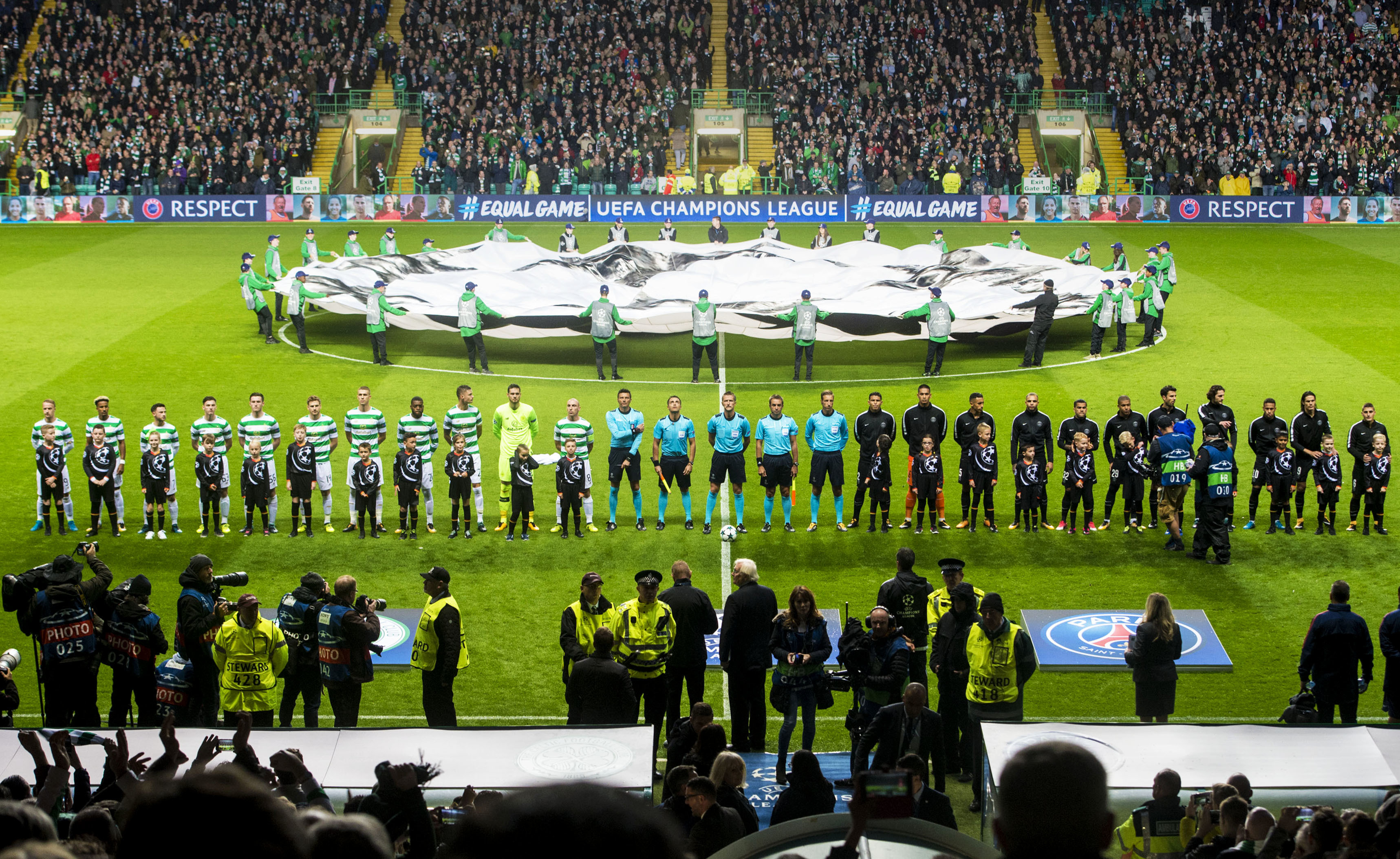 The Celtic and PSG teams line up ahead of kick-off.