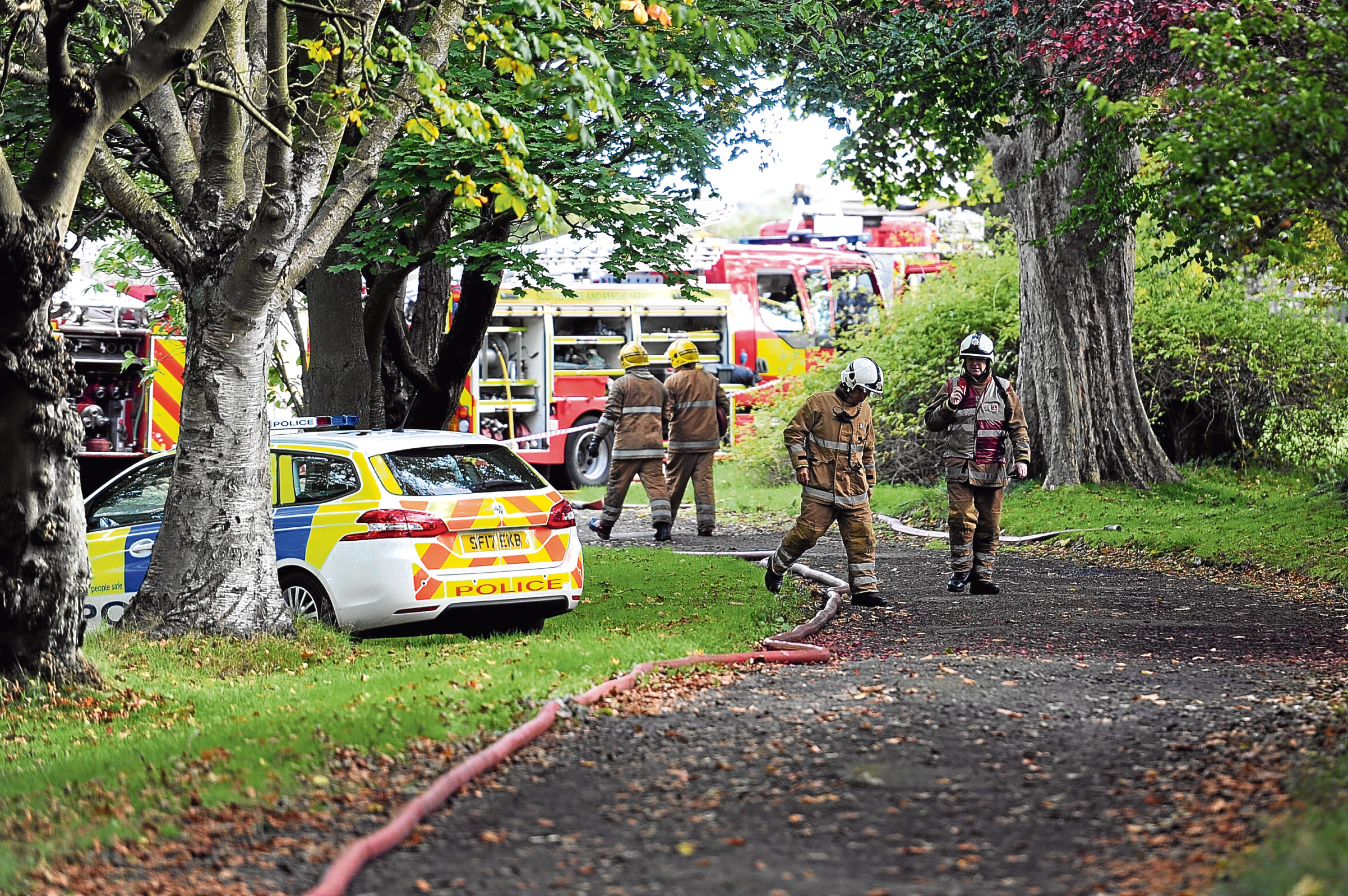 Courier News - Fife - Aileen Robertson story; house fire at 4 Lums Road, Dalgety Bay. Picture Shows; firefighters attending the scene of the incident, Lums Road, Dalgety Bay, Saturday 30th September 2017