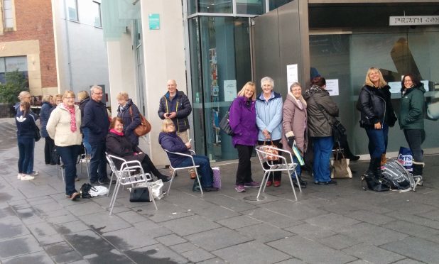 Perth fans queue for Gary Barlow tickets