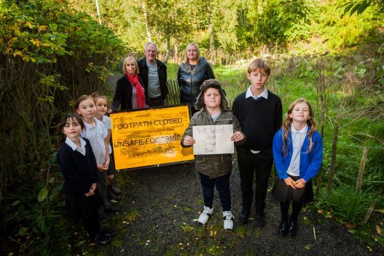 Parents and children in Lundin Links want the footbridge on their safer route to school repaired