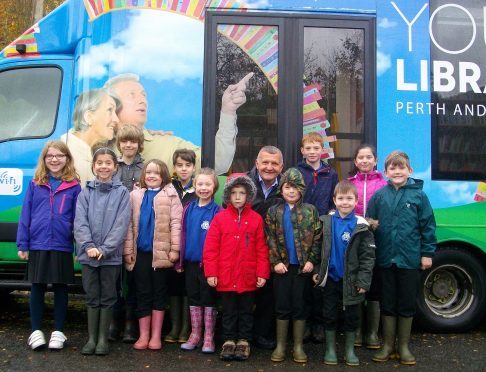 Staff and pupils of Glenlyon Primary School greet Scott Brown. Alice O'Flynn is in the pink coat.