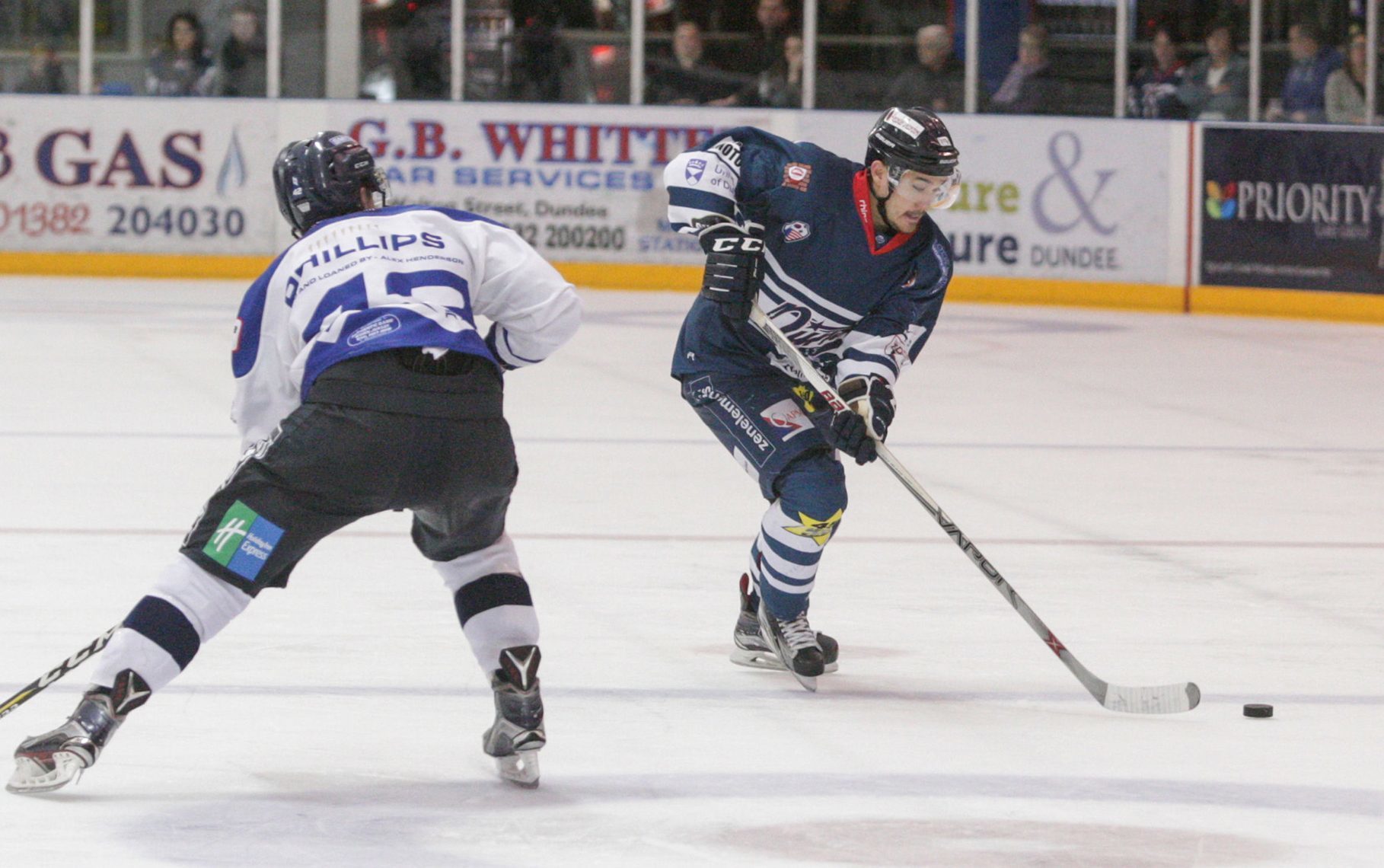 Stars' Tyler Brickler goes one-on-one with Lightning's Paul Phillips.