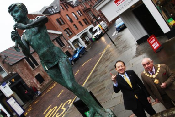 Chinese Consul General Pan Xinchun viewing the Peter Pan sculpture with Provost Ronnie Proctor.