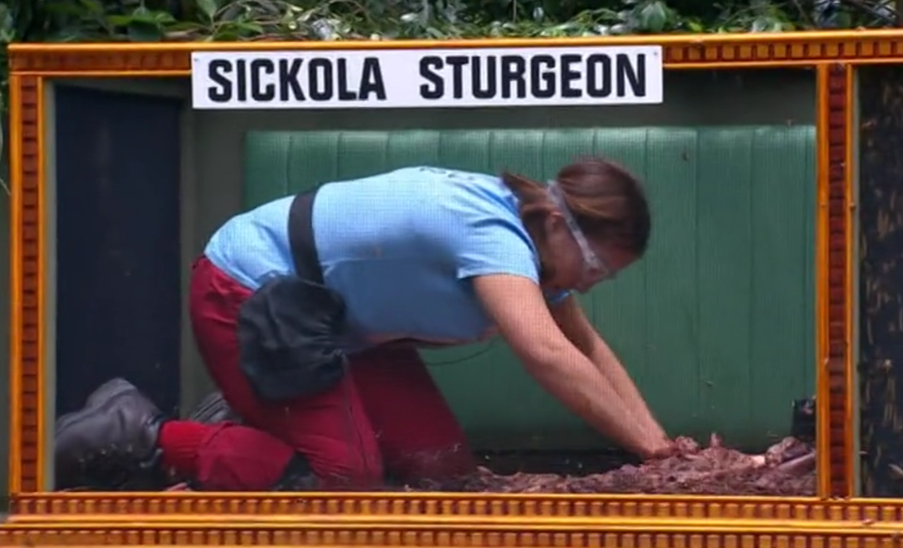 Kezia Dugdale searches for a star in the Sickola Sturgeon box.