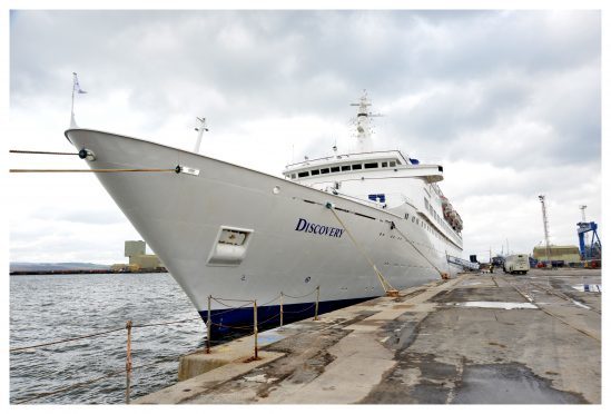 MS Discovery arrives in Rosyth