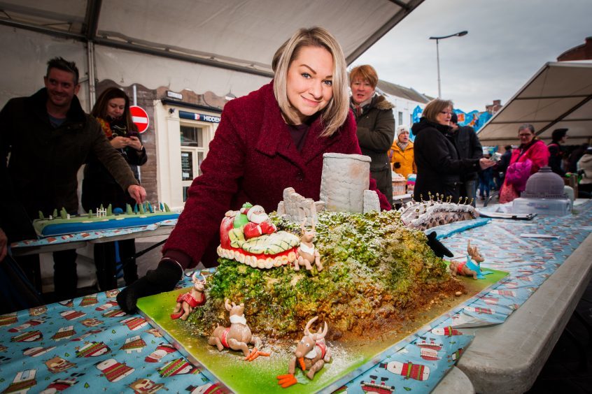 Kirsty Nicoll with her cake of Kinnoull Hill.