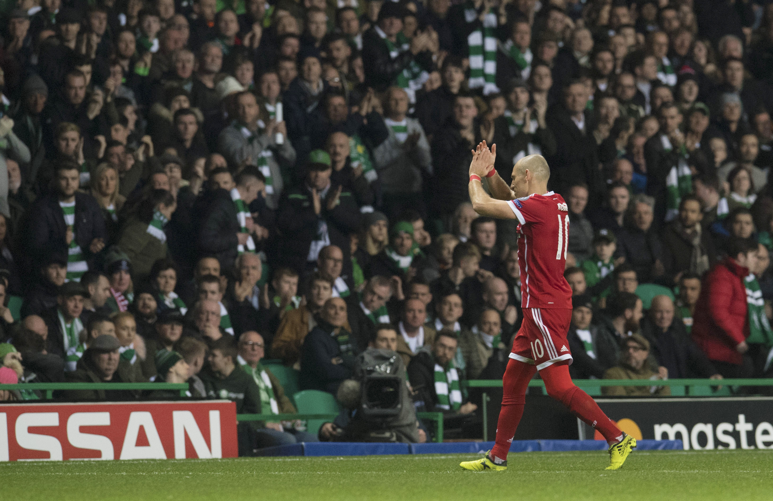 Bayern's Arjen Robben applauds the fans as he's subbed.
