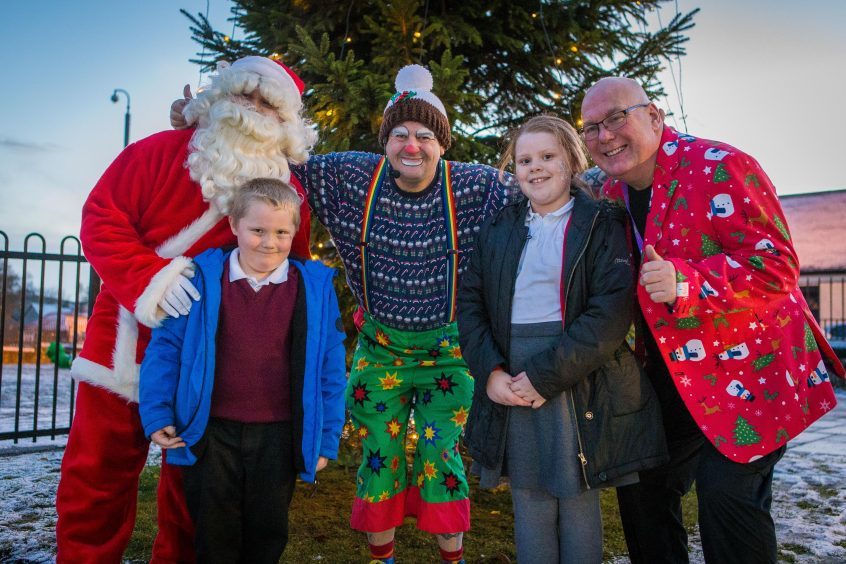 Lights winners Bobby (6) and Bethany Anderson (8) along with Santa, Cobblers The Clown and Colin Baird, at the Christmas Tree in Kelty.