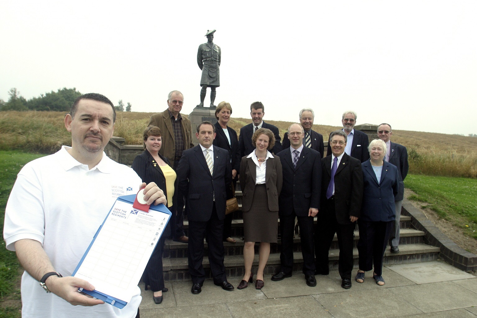 Jeff Duncan with SNP politicians at the Black Watch memorial in 2004.