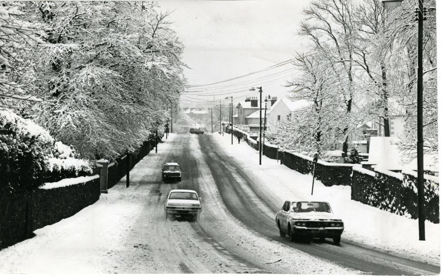 A winter scene in Broughty Ferry as motorists negotiate Dundee Road in the snow. 10/1/1979.