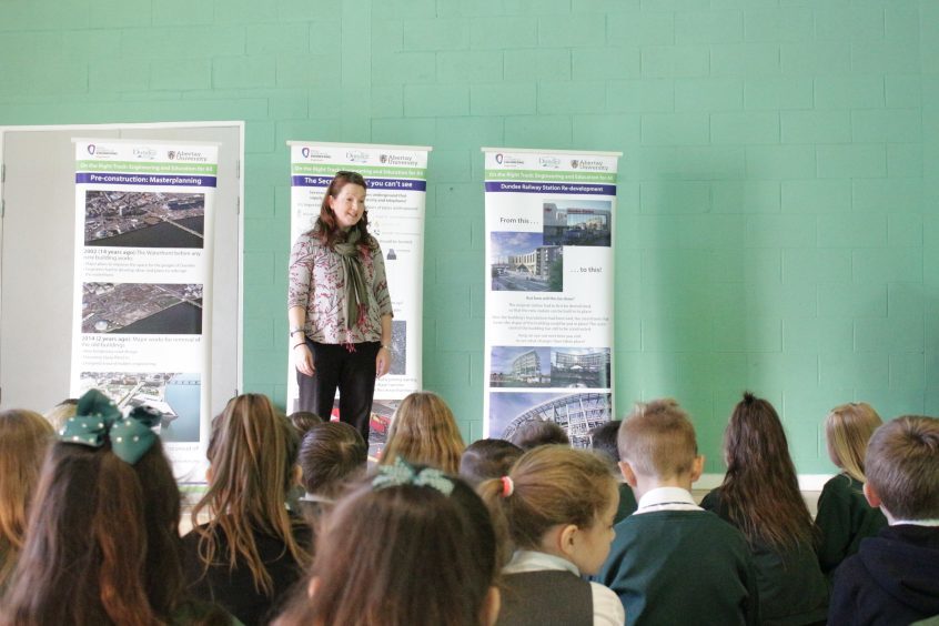 Abertay senior lecturer of environmental science Dr Rebecca Wade explains the project to Craigowl Primary School children during Dundee Science festival.