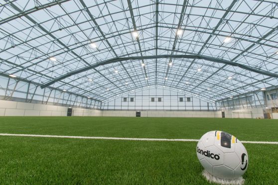 Courier News - Fife - Jonathan Watson - New Indoor Football Pitch at Michael Woods Sports Centre nearing completion. - Glenrothes - Picture Shows: Interior of the vast new Indoor Football Pitch at Michael Woods Sports Centre in Glenrothes. - Wednesday 20 December 2017