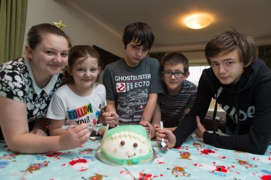Fletcher family kids, Megan (16), Jodie (9), Ewan (12) , Ty (14) and John (15) try the Ice Cream Cake surprise
