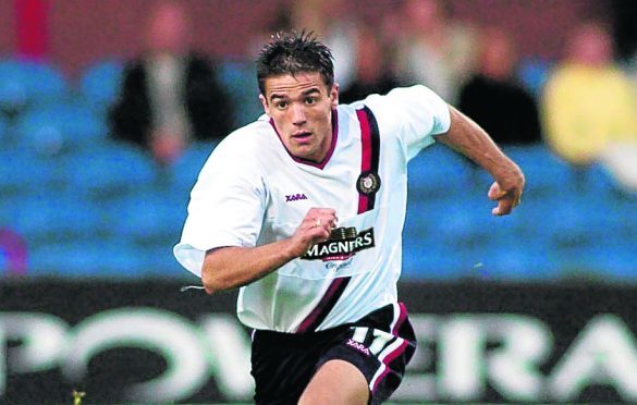 Nacho Novo running while playing for Dundee FC in 2003.