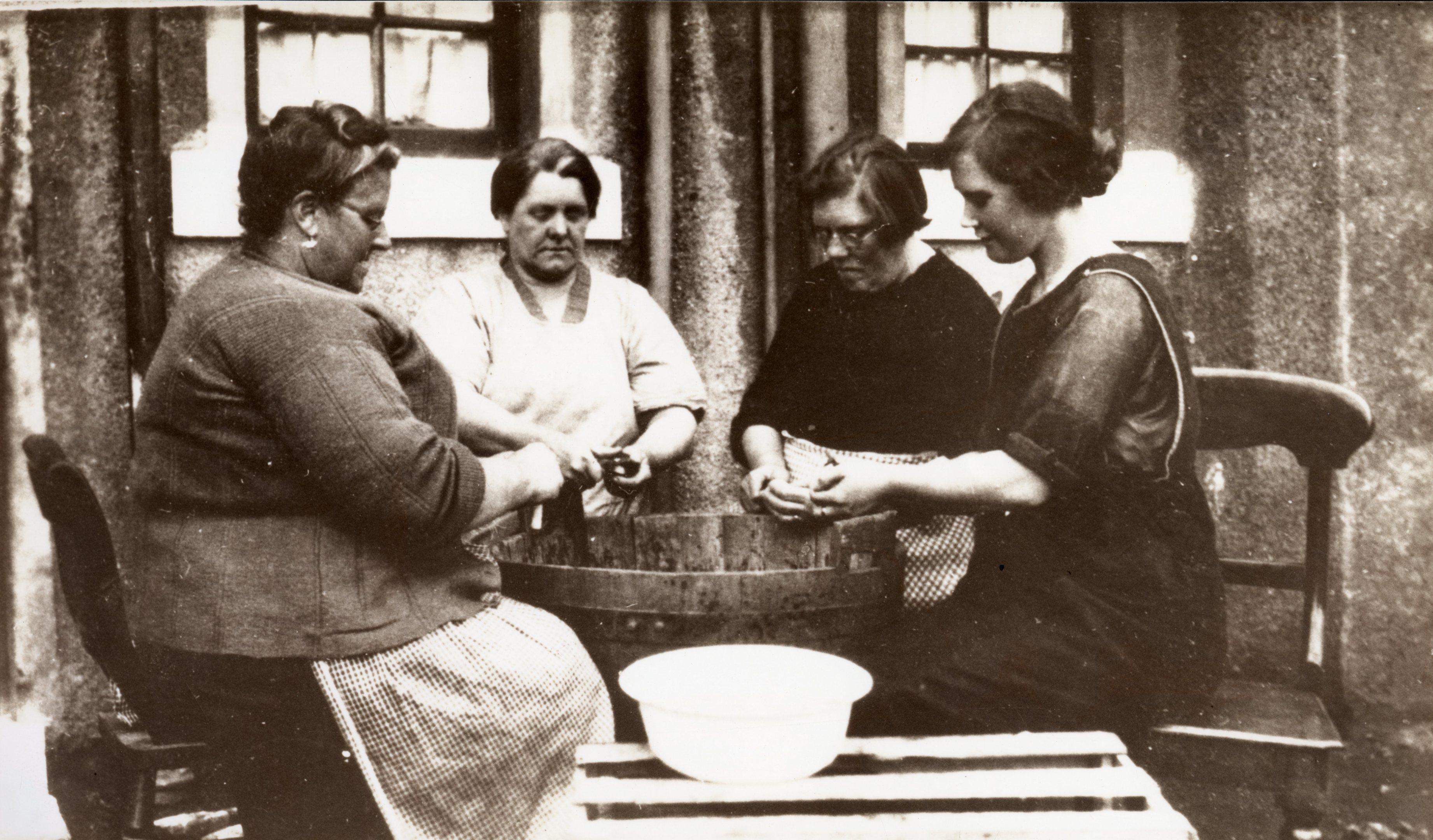 In Times of Strife, Making soup for the soup kitchen in Methil, 1926
