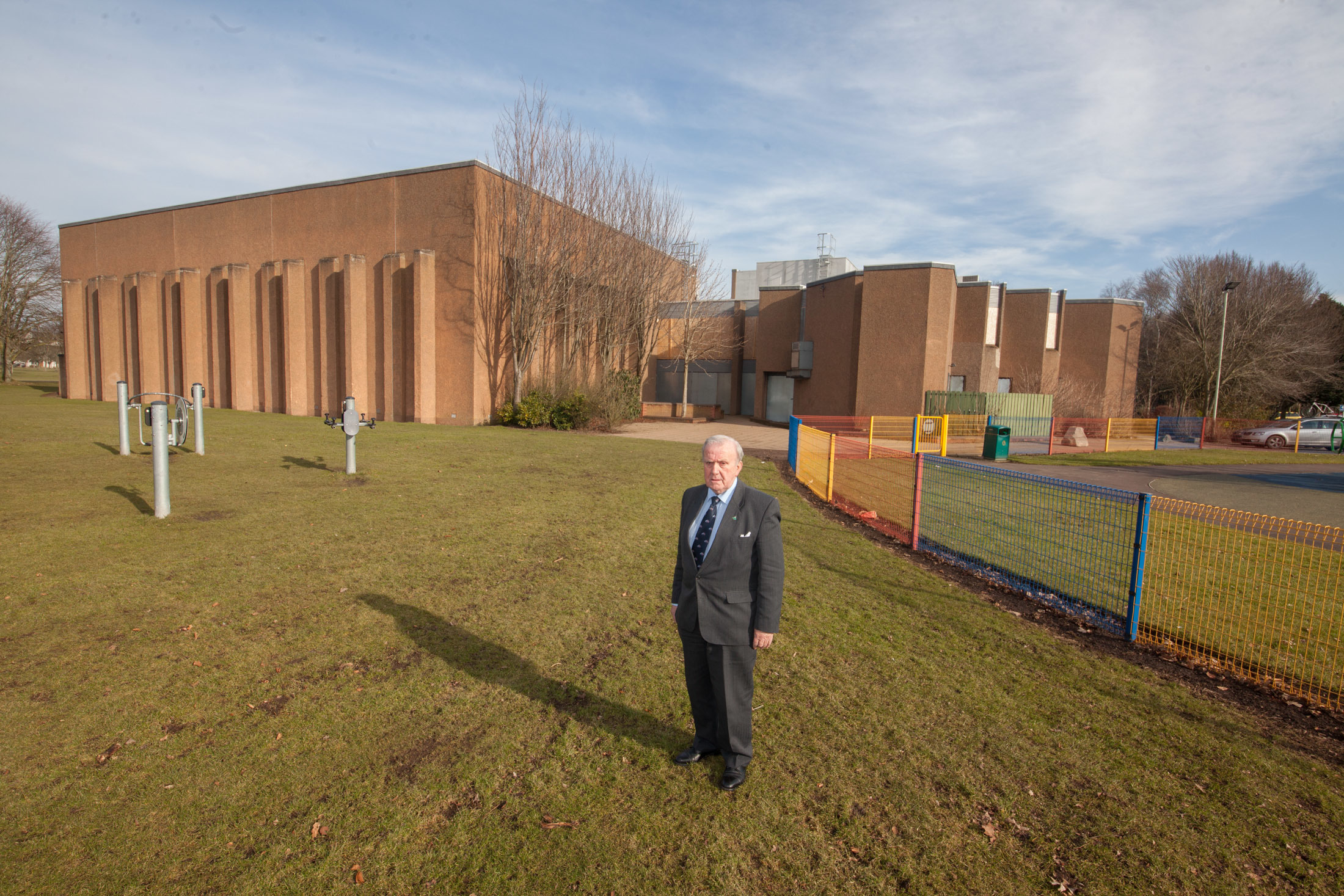 Forfar councillor  Colin Brown is demanding the former Lochside Leisure Centre in Forfar is demolished in time for the start of the summer season.