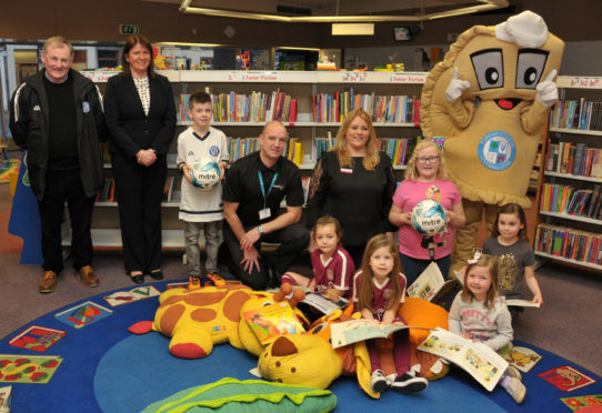 Young readers joined Arbroath FC, Forfar FC and Angus Council representatives, and Loons mascot Baxter the Bridie at the Forfar library 4-4-2 launch.