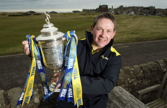 Billy Dodds with the William Hill Scottish Cup.