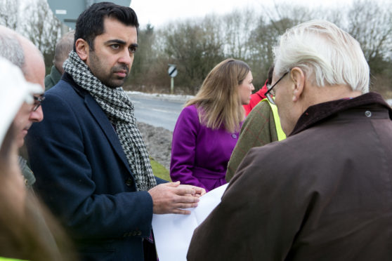 Transport Minister Humza Yousaf speaks to North Glenrothes Community Council's Ron Page.