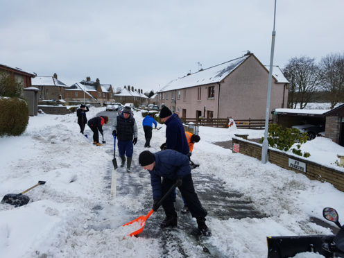 Parents at Townhill were among those out clearing the snow at the weekend.